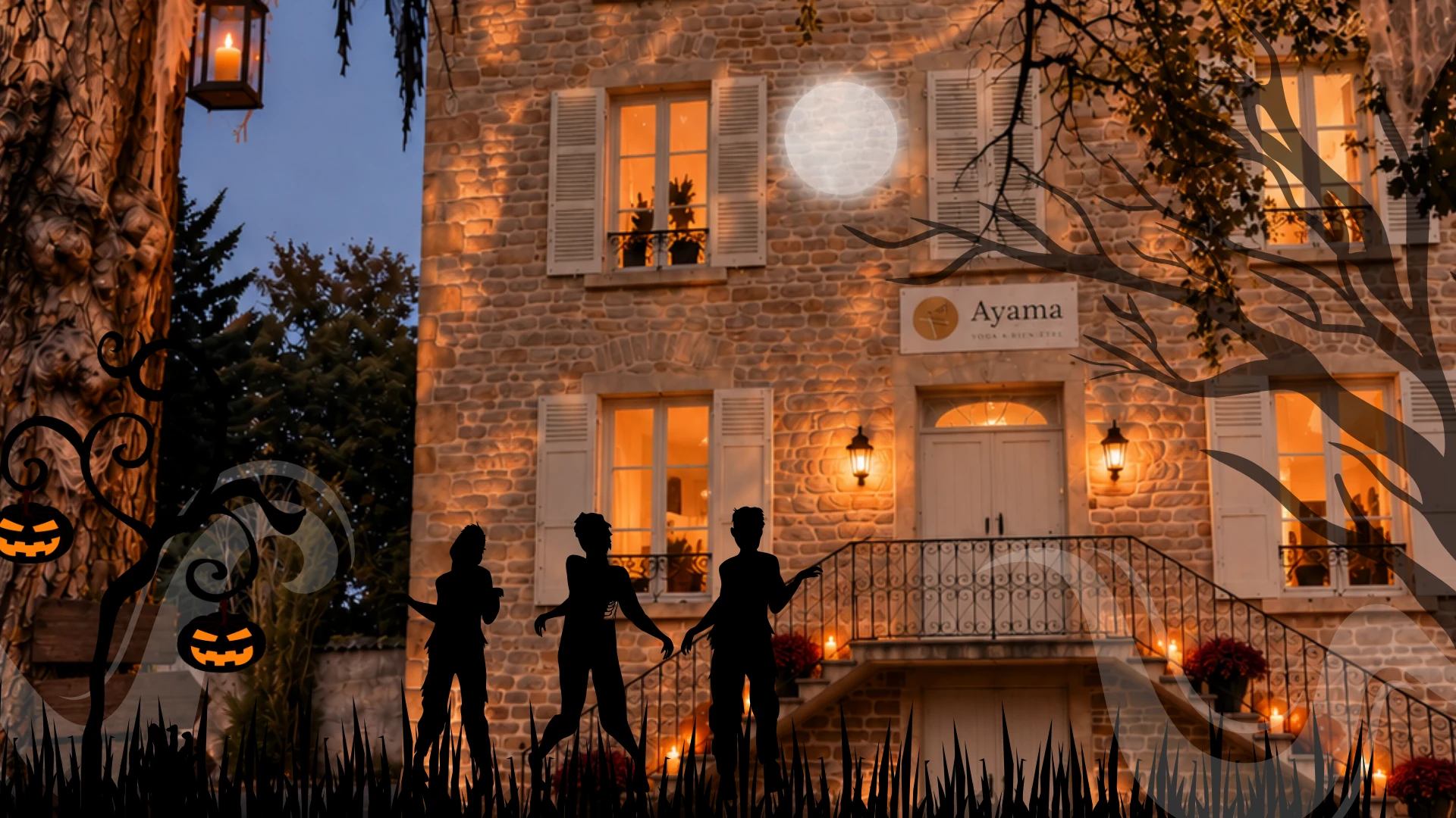 Maison Ayama illuminée pour Halloween, avec une lune, des branches et des silhouettes au premier plan.